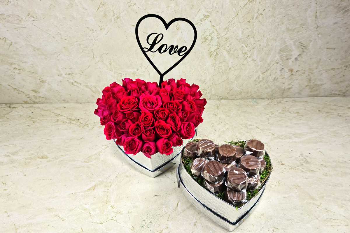 علبة حب حمراء مع شوكولاتة