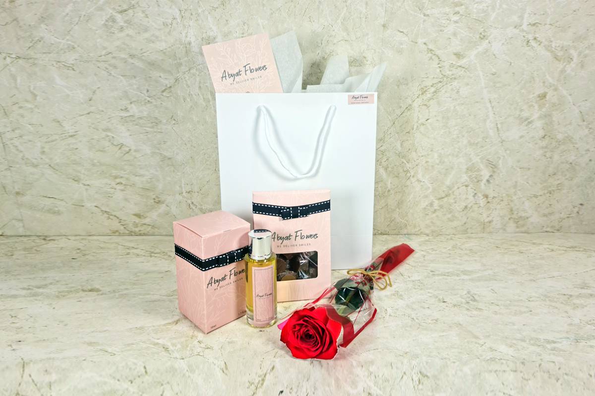 وردة حمراء مع عطر وشوكولاتة