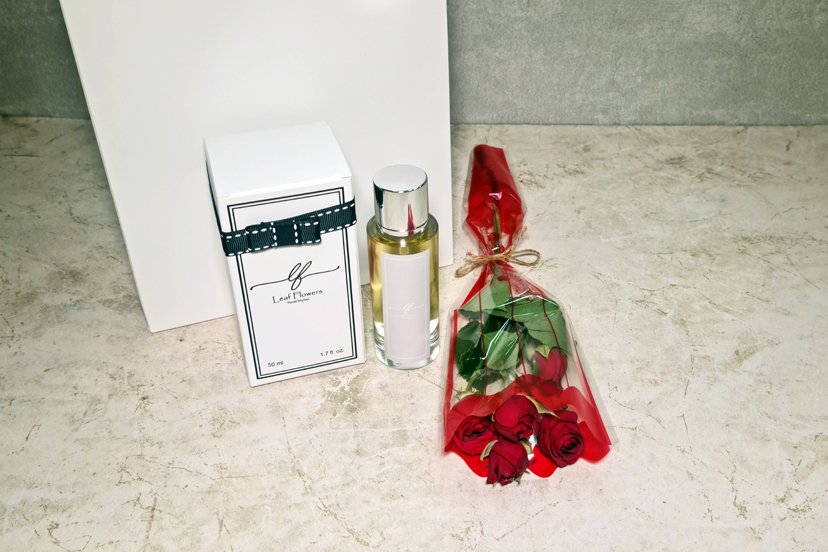 وردة صغيرة حمراء مع عطر