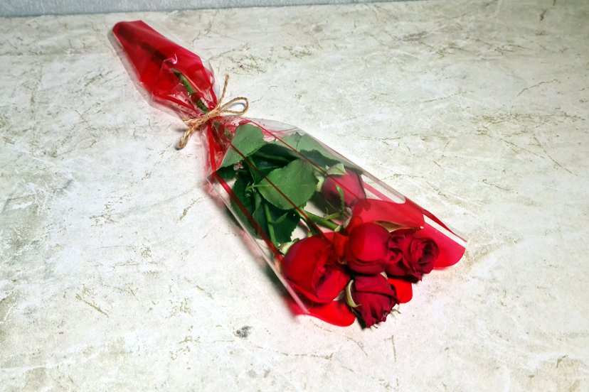 وردة حمراء صغيرة واحدة