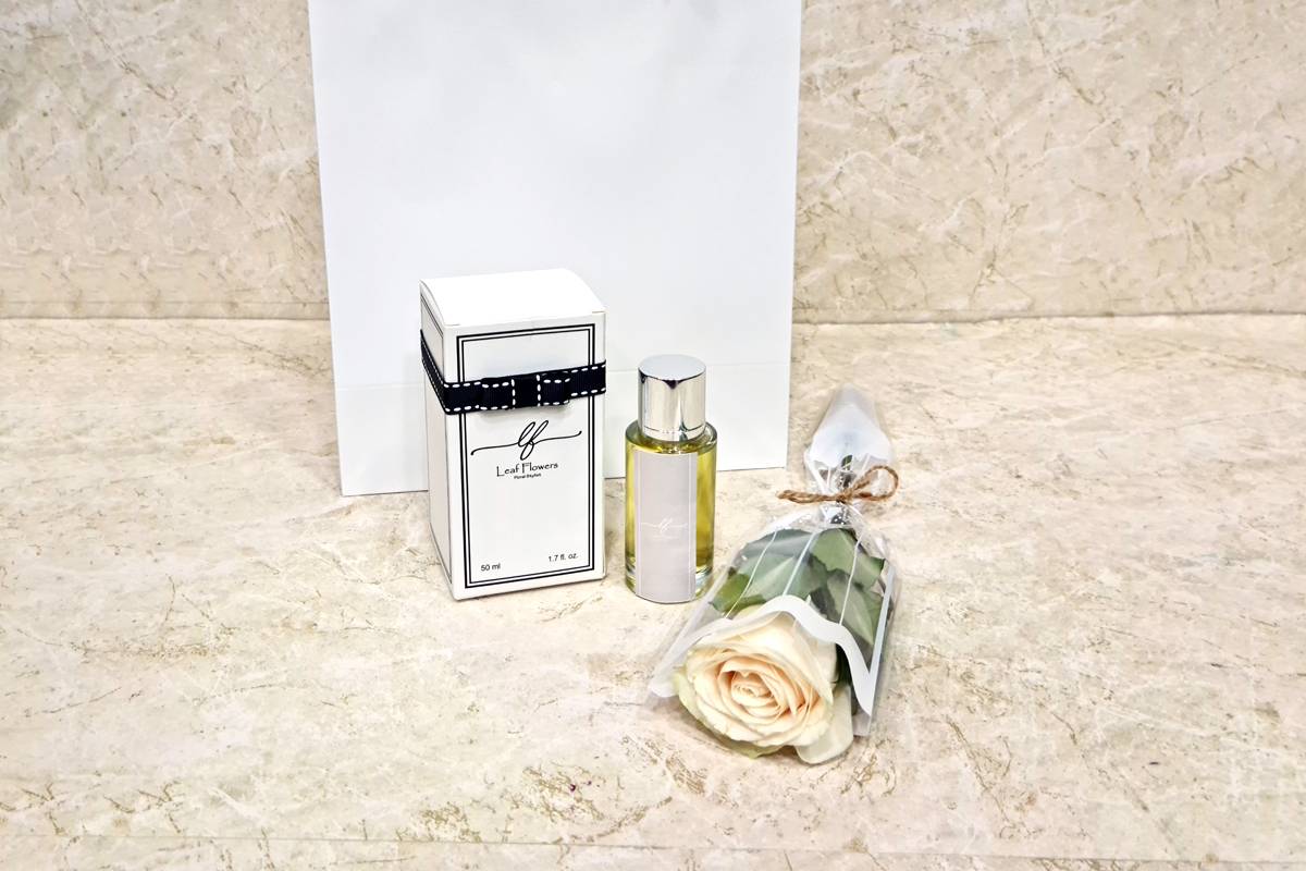 الوردة البيضاء والعطر