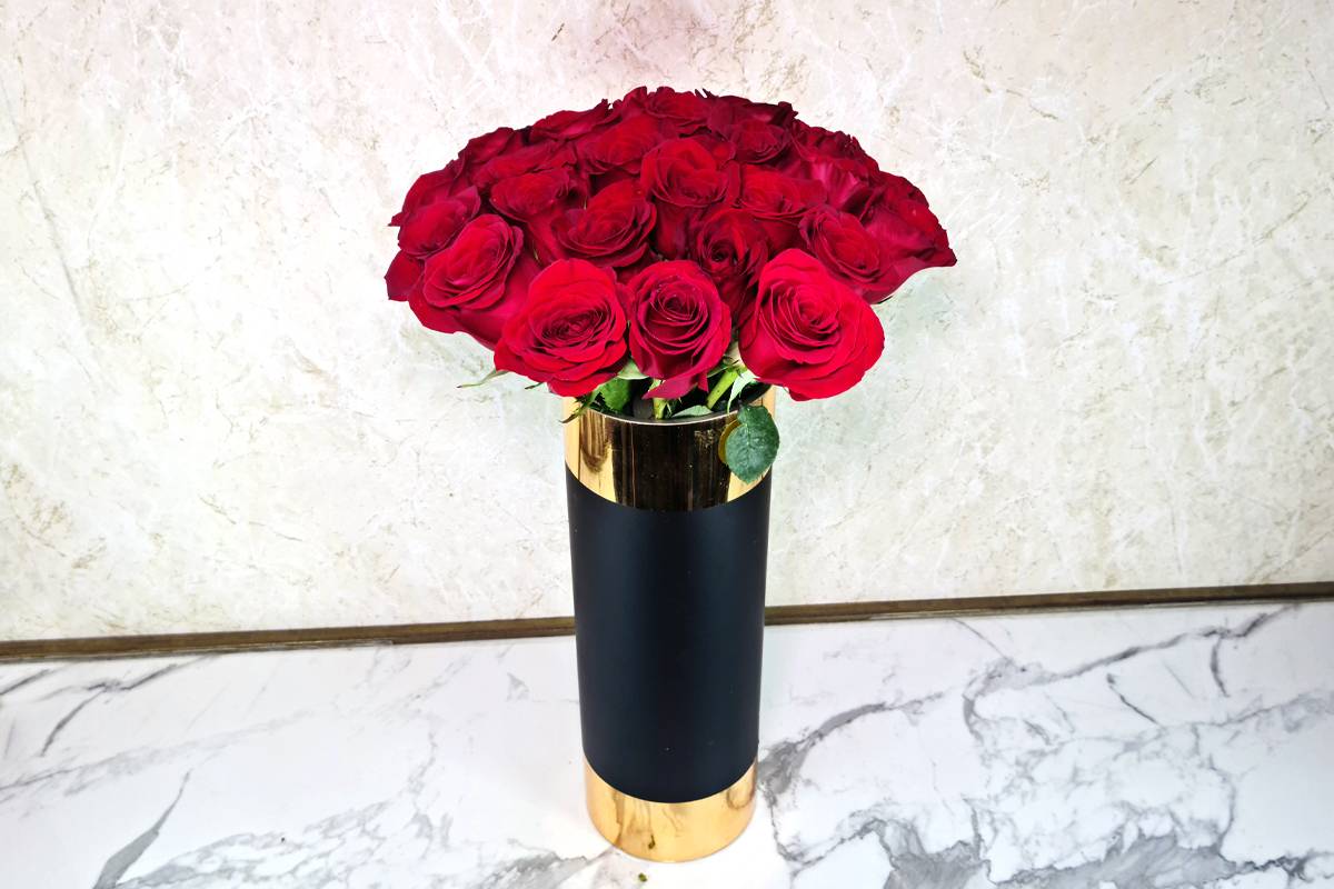 مزهرية باللونين الأسود والذهبي مع وردة حمراء 25